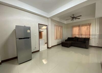 Detached house, 2 floors, 3 bedrooms, 3 bathrooms, located in Chiang Mai city area near Chiang Mai airport.