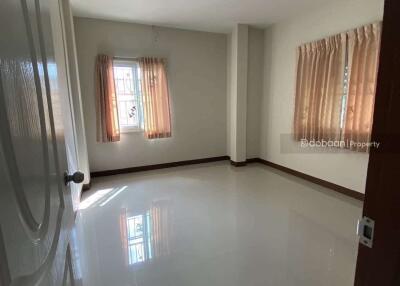 Detached house, 2 floors, 3 bedrooms, 3 bathrooms, located in Chiang Mai city area near Chiang Mai airport.