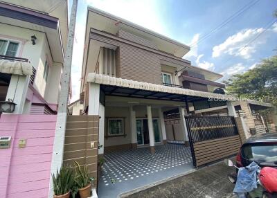 Detached house, 2 floors, 3 bedrooms, 3 bathrooms, located in Chiang Mai city area near Chiang Mai airport.