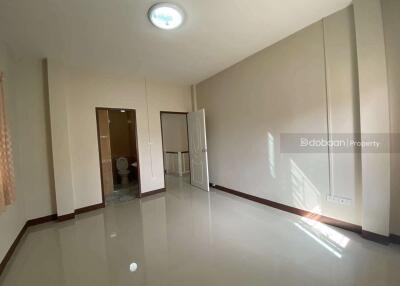 Detached house, 2 floors, 3 bedrooms, 3 bathrooms, located in Chiang Mai city area near Chiang Mai airport.