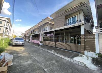 Detached house, 2 floors, 3 bedrooms, 3 bathrooms, located in Chiang Mai city area near Chiang Mai airport.