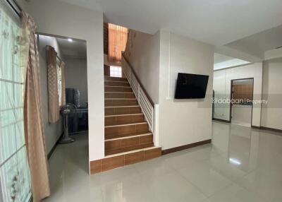 Detached house, 2 floors, 3 bedrooms, 3 bathrooms, located in Chiang Mai city area near Chiang Mai airport.