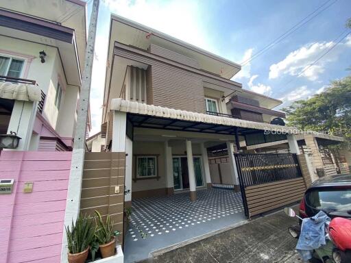 Detached house, 2 floors, 3 bedrooms, 3 bathrooms, located in Chiang Mai city area near Chiang Mai airport.