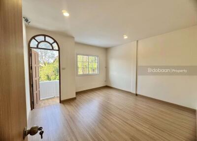 Townhome, 2 floors, 2 bedrooms, 2 bathrooms, located in San Sai area near Central Festival Chiang Mai.