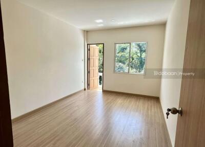 Townhome, 2 floors, 2 bedrooms, 2 bathrooms, located in San Sai area near Central Festival Chiang Mai.