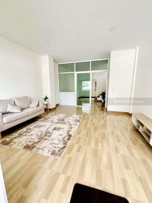 Townhome, 2 floors, 2 bedrooms, 2 bathrooms, located in San Sai area near Central Festival Chiang Mai.