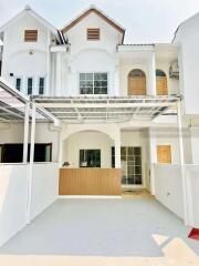 Townhome, 2 floors, 2 bedrooms, 2 bathrooms, located in San Sai area near Central Festival Chiang Mai.