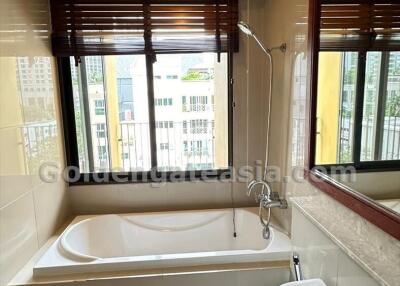 Spacious 1 Bedroom Condo Noble 09 Ruamrudee, Lumphini