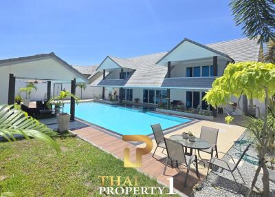 5 Bedrooms Modern Pool Villa – Chaknok East Pattaya