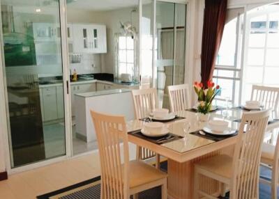 Cozy dining room with a view into the kitchen