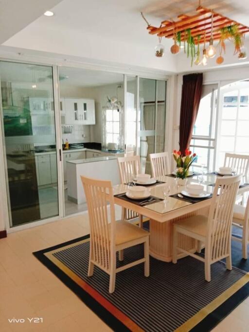 Cozy dining room with a view into the kitchen