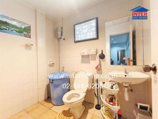 Bathroom with amenities