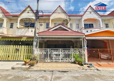 Front view of a residential townhouse