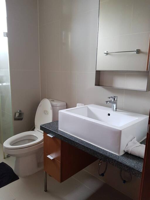 Modern bathroom with a square white sink and toilet