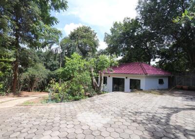 3 Bedroom Property In A Quiet Location With Pool