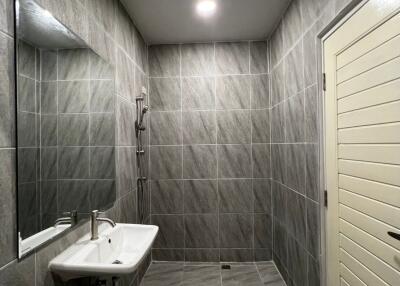 Modern bathroom with large mirror and wall-mounted sink