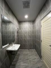 Modern bathroom with large mirror and wall-mounted sink