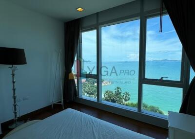 Spacious bedroom with sea view