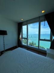 Spacious bedroom with sea view