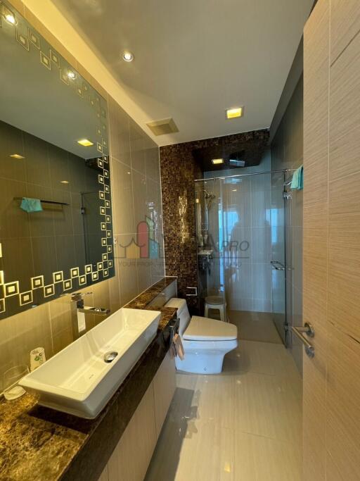 Modern Bathroom with Large Mirror and Walk-in Shower