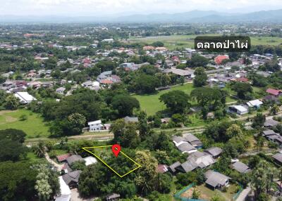 Aerial view of neighborhood with a highlighted property