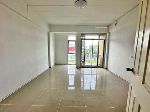 Spacious living room with balcony