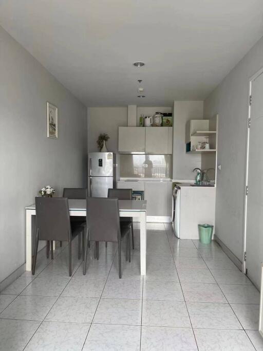 Modern kitchen with dining area