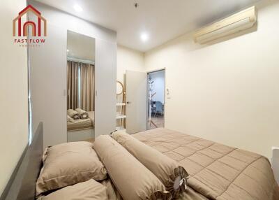 Cozy bedroom with a double bed and air conditioning