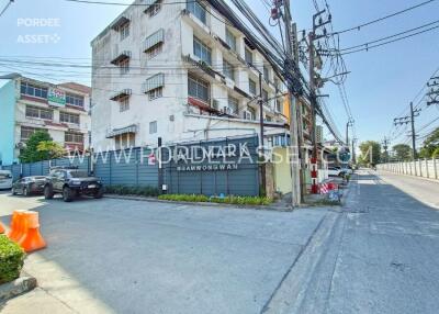 Street view of a commercial building