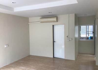 Empty living room with air conditioning