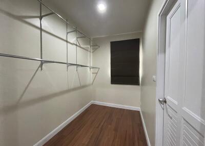 Walk-in closet with shelving and hardwood floor