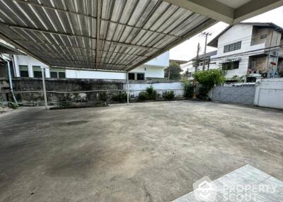 9-BR House near MRT Khlong Toei