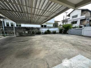 9-BR House near MRT Khlong Toei