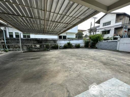 9-BR House near MRT Khlong Toei