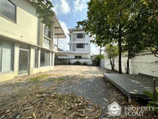 9-BR House near MRT Khlong Toei