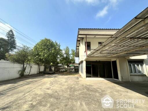 9-BR House near MRT Khlong Toei