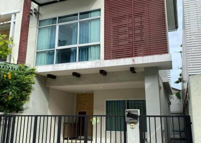 3-BR Townhouse at Thanapat Haus Sathorn - Narathiwas in Chong Nonsi