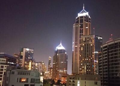 2-BR Condo at Navin Court Condominium near BTS Phloen Chit