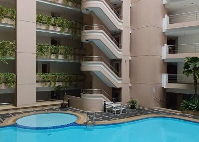 2-BR Condo at Navin Court Condominium near BTS Phloen Chit