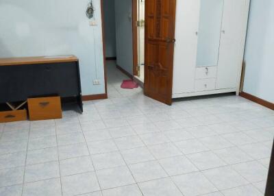 2-BR Townhouse near MRT Sutthisan