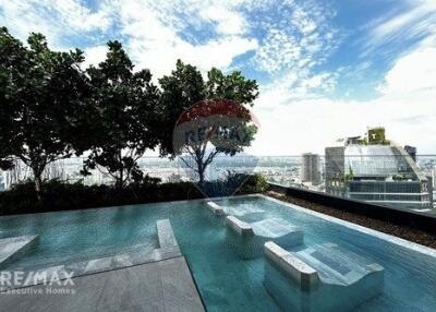 Luxurious 136m² Condo in Central Bangkok - Prime Location, Modern Design