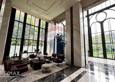 Luxurious 136m² Condo in Central Bangkok - Prime Location, Modern Design