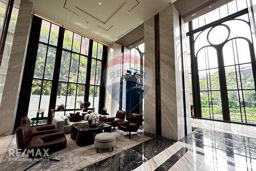 Luxurious 136m² Condo in Central Bangkok - Prime Location, Modern Design