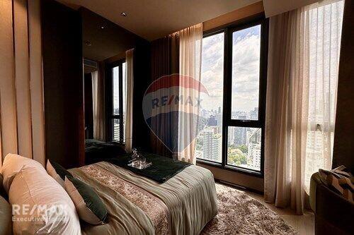 Luxurious 136m² Condo in Central Bangkok - Prime Location, Modern Design