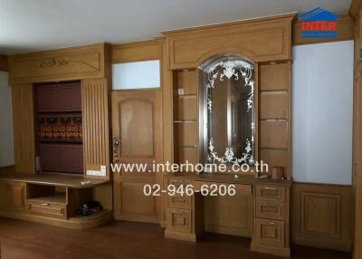 Wooden living room feature wall with intricate design mirror