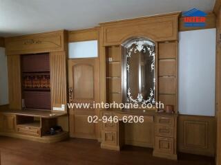 Wooden living room feature wall with intricate design mirror