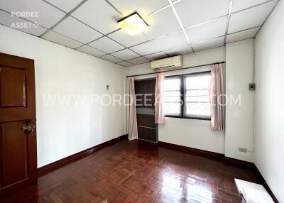 Standard bedroom with wooden floor and window