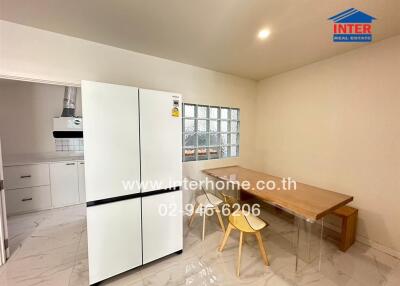 Modern kitchen with dining area