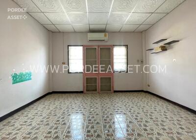 Empty living room with tiled flooring and air conditioning