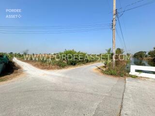 Intersection of two roads with greenery